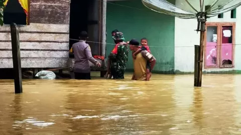 Banjir di Kalimantan Barat, Pasien Lansia Dirujuk Pakai Sampan - GenPI.co