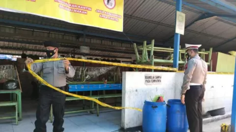PPKM Darurat Semarang: 2 Pabrik Disegel, Pasar Tiban Dibubarkan - GenPI.co