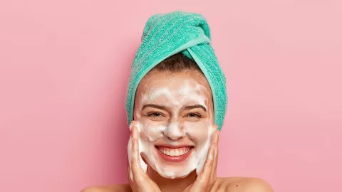 3 Rekomendasi Face Wash untuk Wajah Berjerawat, Murah Meriah Loh! - GenPI.co
