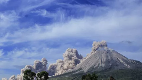Gunung Sinabung Erupsi Abu Vulkanik 500 Meter - GenPI.co