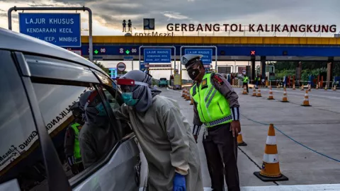 Akses Tol Jateng Ditutup, Kendaraan dari Jakarta Tak Bisa Masuk - GenPI.co