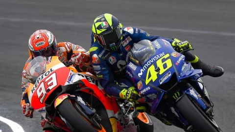 Korek Luka MotoGP Sepang 2015, Marc Marquez Diserang Valentino Rossi - GenPI.co