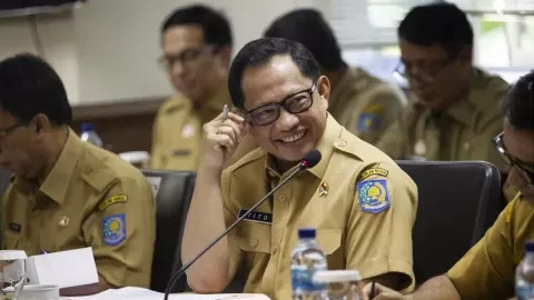 Bawa Nama Jokowi, Menteri Tito Karnavian Sampai Memohon - GenPI.co