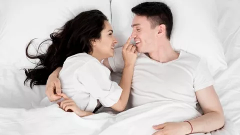 3 Hal Romantis yang dilakukan Pria Sejati Sebelum Tidur - GenPI.co