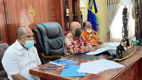 Gubernur Papua Barat Dikabarkan Meninggal, Hermus Indou: Hoax - GenPI.co
