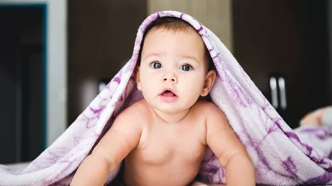 3 Bahaya Menggunakan Bedak Tabur Untuk Bayi, Hati-Hati Moms! - GenPI.co
