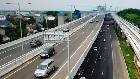 Jalan Tol Jakarta-Cikampek Macet di Titik Ini, Kepolisian Langsung Turun Tangan - GenPI.co