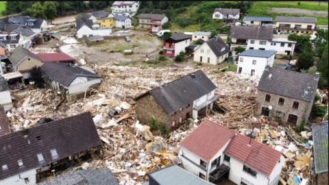 Parahnya Banjir di Jerman! Tanah Amblas, Bendungan Hampir Jebol - GenPI.co
