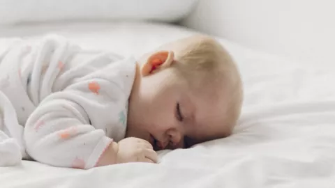 Jangan Panik! Ini 3 Cara Ampuh Mengatasi Mata Belekan Bayi - GenPI.co