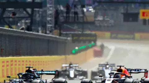 Max Verstappen Kecelakaan, Hamilton Dituding Jadi Penyebabnya - GenPI.co