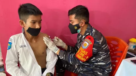 TNI AL Melakukan Serbuan Vaksinasi Covid-19 ke Daerah Terpencil - GenPI.co