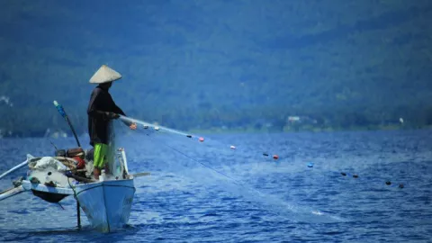 Nelayan Natuna Pasrah Melihat Kapal Ikan Asing Berkeliaran - GenPI.co