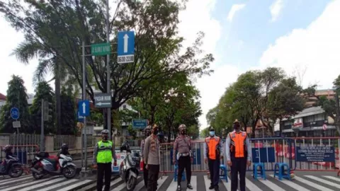 Kerumunan, Polisi Larang Warga Olahraga di Jalan yang Ditutup - GenPI.co