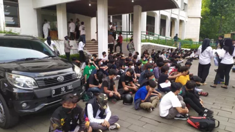 Unjuk Rasa Penolakan PPKM di Bandung, 150 Orang Diamankan - GenPI.co