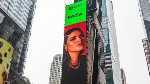 Wow, Wajah Raisa Terpampang di Times Square New York! - GenPI.co