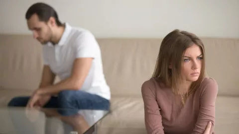 Di Balik Diamnya Suami Saat Berkonflik, Ada 4 Alasan Mengharukan - GenPI.co