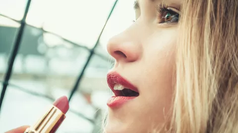 3 Rekomendasi Lipstik Transferproof, Nggak Nempel di Masker! - GenPI.co