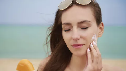 3 Sunscreen Ini Bisa Bikin Wajah Makin Cerah, Harga Terjangkau! - GenPI.co