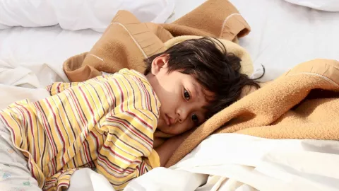3 Cara Jitu Melatih Anak agar Mau Tidur Sendiri - GenPI.co