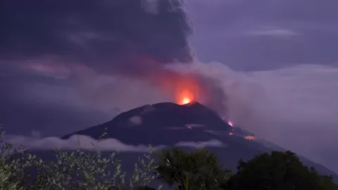 Ada Titik Api di Kawah Gunung Raung, Semua Warga Mohon Waspada - GenPI.co