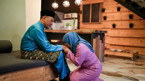 Mencium Tangan Suami dalam Islam Berikan 5 Manfaat Dahsyat - GenPI.co