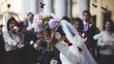 Tradisi Lempar Bunga di Pernikahan Ternyata Ada Maknanya - GenPI.co