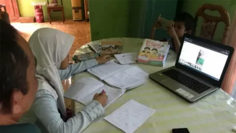 Belajar Online, Sekolah Diimbau Tak Pungut Uang Seragam - GenPI.co
