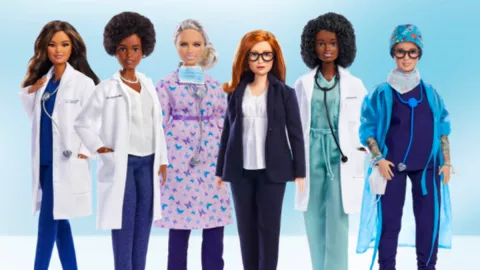 Wow, Barbie Bikin Boneka Tokoh Pembuat Vaksin AstraZeneca! - GenPI.co