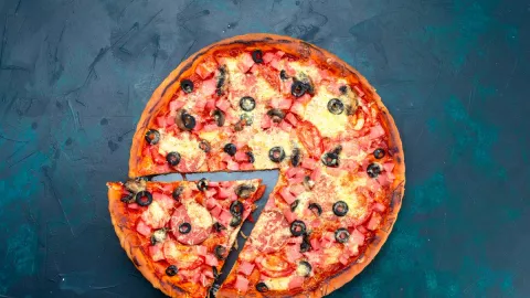 Resep Camilan Mudah Bikin Pizza Indomie, Anak-anak Pasti Suka - GenPI.co