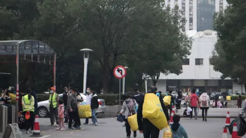Warga Wuhan Mendadak Panik Lalu Borong Kebutuhan Pokok - GenPI.co