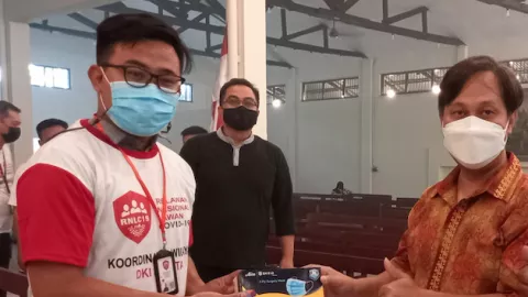 Terobosan Jitu KSP Atasi Pandemi Covid-19, Bagi-bagi Masker - GenPI.co