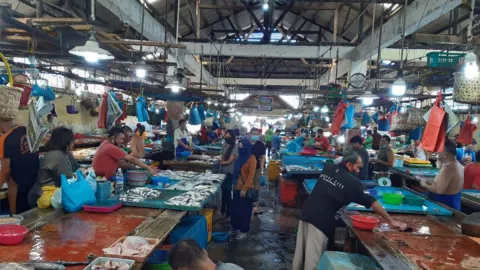 Pasar Ciawi Tasikmalaya Kebakaran, Puluhan Kios Terbakar - GenPI.co