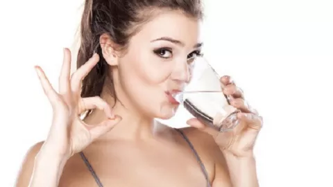 9 Khasiat Minum Air Putih Hangat Setiap Pagi Bikin Terbelalak - GenPI.co
