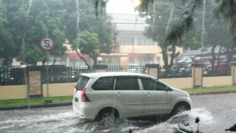 Hujan Lebat Turun Merata di Sejumlah Kota Besar, Siapkan Stamina - GenPI.co