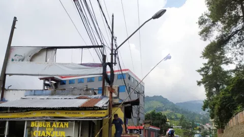 Bendera Putih PKL di Puncak Bogor Diminta Diganti Merah Putih - GenPI.co