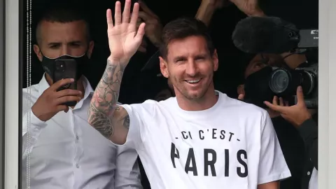 Tumpah Ruah ke Jalanan Paris, Fans PSG Sambut Messi Bak Raja - GenPI.co