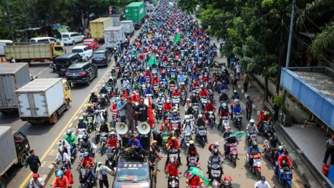 Demo Buruh, Protes UMK Surabaya Hanya Naik Rp 6 Ribu Saja - GenPI.co