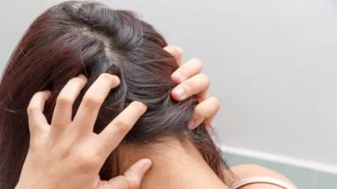Ladies, Ini Dia 4 Tips Merawat Rambut Keriting Agar Mudah Diatur - GenPI.co