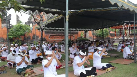 Luhut Minta Upacara Agama di Bali Diredam Dulu - GenPI.co