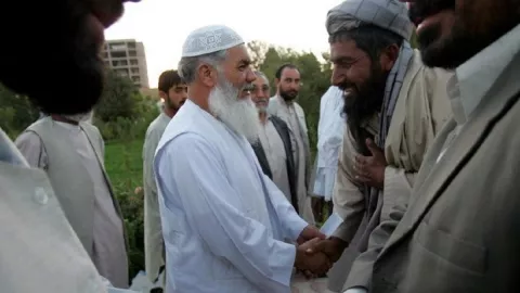 Taliban Mengganas, Singa Herat Kibar Bendera Putih - GenPI.co