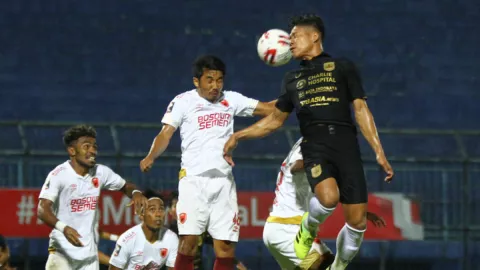 Main dengan 10 Orang, Arema FC Tahan PSM Makassar - GenPI.co