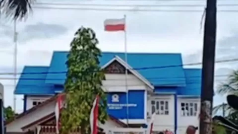 Gegara Ngantuk, Pemasangan Bendera di Kantor Ini Terbalik - GenPI.co