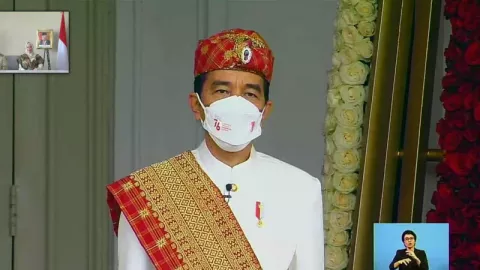Kerennya OOTD Jokowi dalam Pakaian Adat Lampung di HUT ke-76 RI - GenPI.co