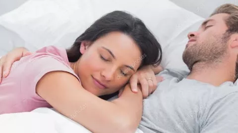 Psikolog Beber 4 Posisi Tidur Pasutri yang Paling Nikmat - GenPI.co