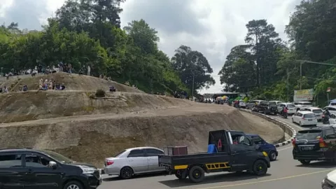 Jalur ke Puncak Padat Kendaraan, Warga Kecele Ingin Berwisata - GenPI.co