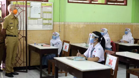 Ganjar Sebut Sekolah di Jateng Diperbolehkan Uji Coba PTM - GenPI.co