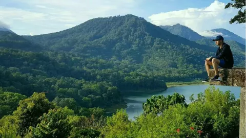 Pesona Danau Tamblingan Cakep Banget, Banyak Spot Foto Selfie Loh - GenPI.co