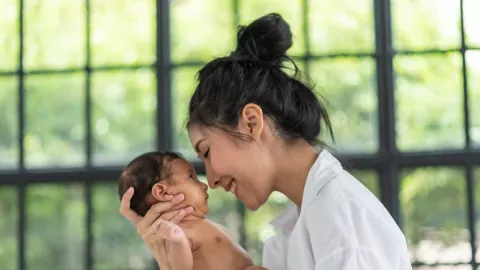 Mengayun Bayi Ternyata Bisa Timbulkan Efek Mengerikan, Lo - GenPI.co