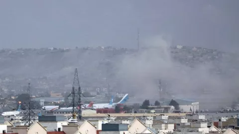 2 Bom Bunuh Diri di Bandara Kabul, Jubir Pentagon Langsung... - GenPI.co
