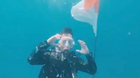 Komunitas Selam Kibarkan Bendera Dalam Laut - GenPI.co